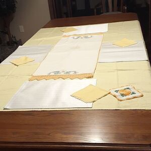 11-pc "Think happy" yellow 58" X 72" tblcloth,plc.mt,napkins, runner, potholder.